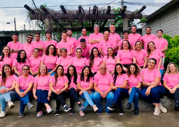 Equipe Youdu reunida para celebrar o mês da conscientização do cancer de mama, Outubro Rosa.